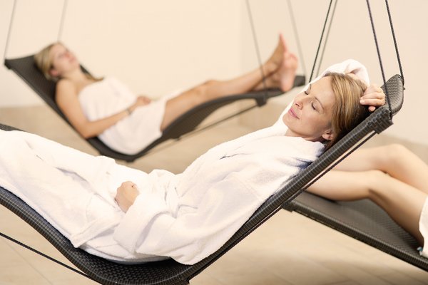 Frauen im Sauna Ruhebereich