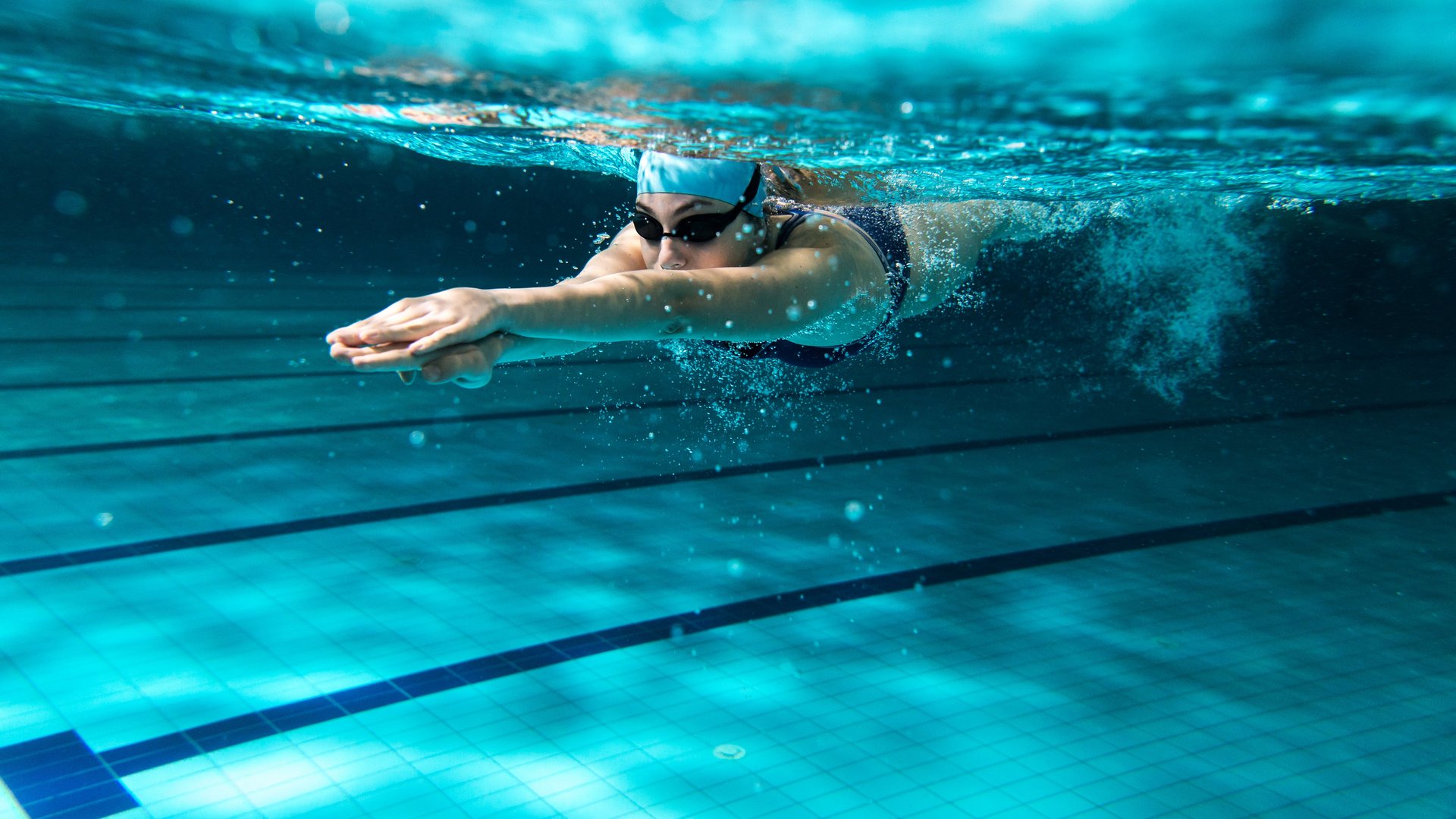 Schwimmerin im Sportbecken Schwimmerin im Sportbecken