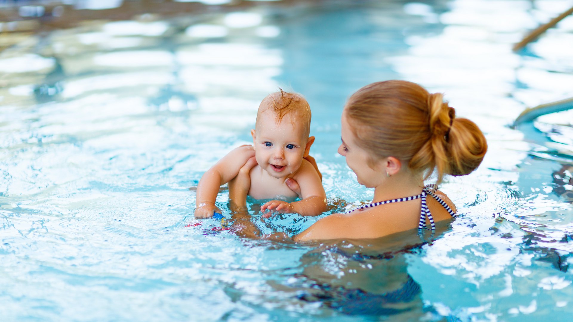 Frau mit Baby im Wasser Frau mit Baby im Wasser