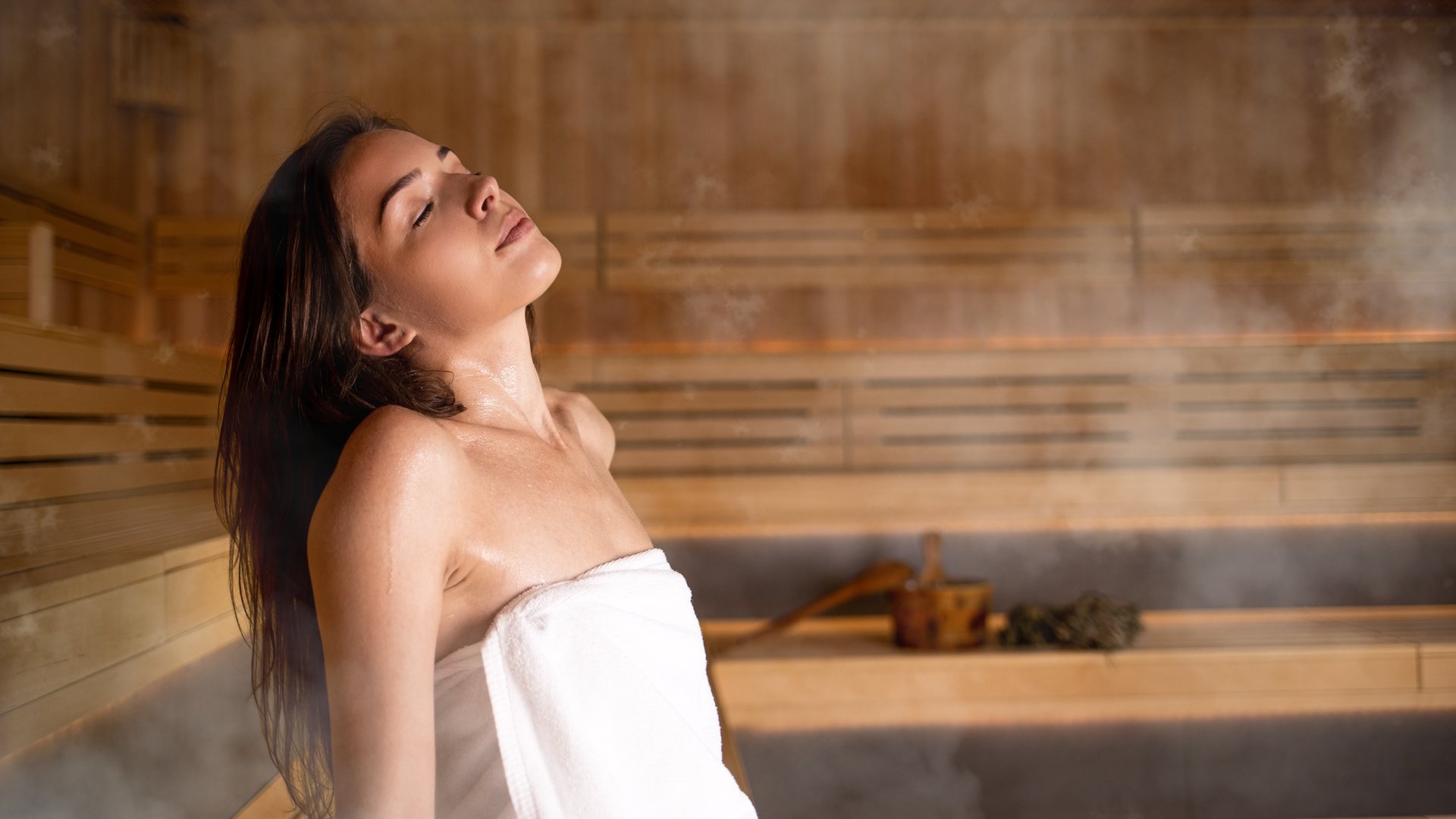 Frau entspannt in der Sauna