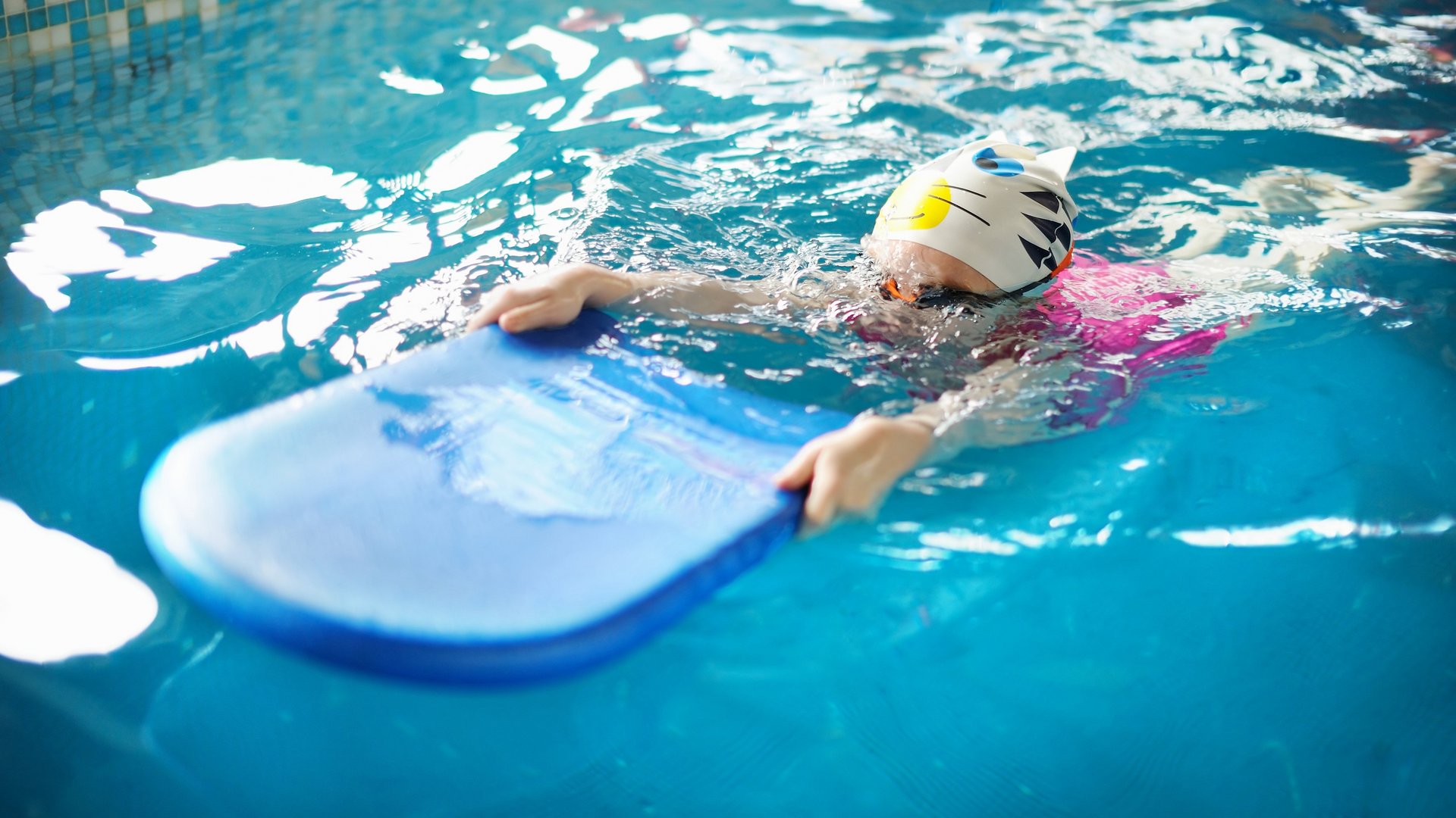 Schwimmer mit Schwimmbrett Schwimmer mit Schwimmbrett