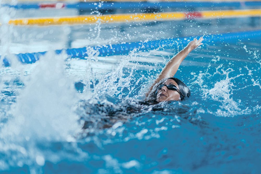 Frau beim Rückenschwimmen