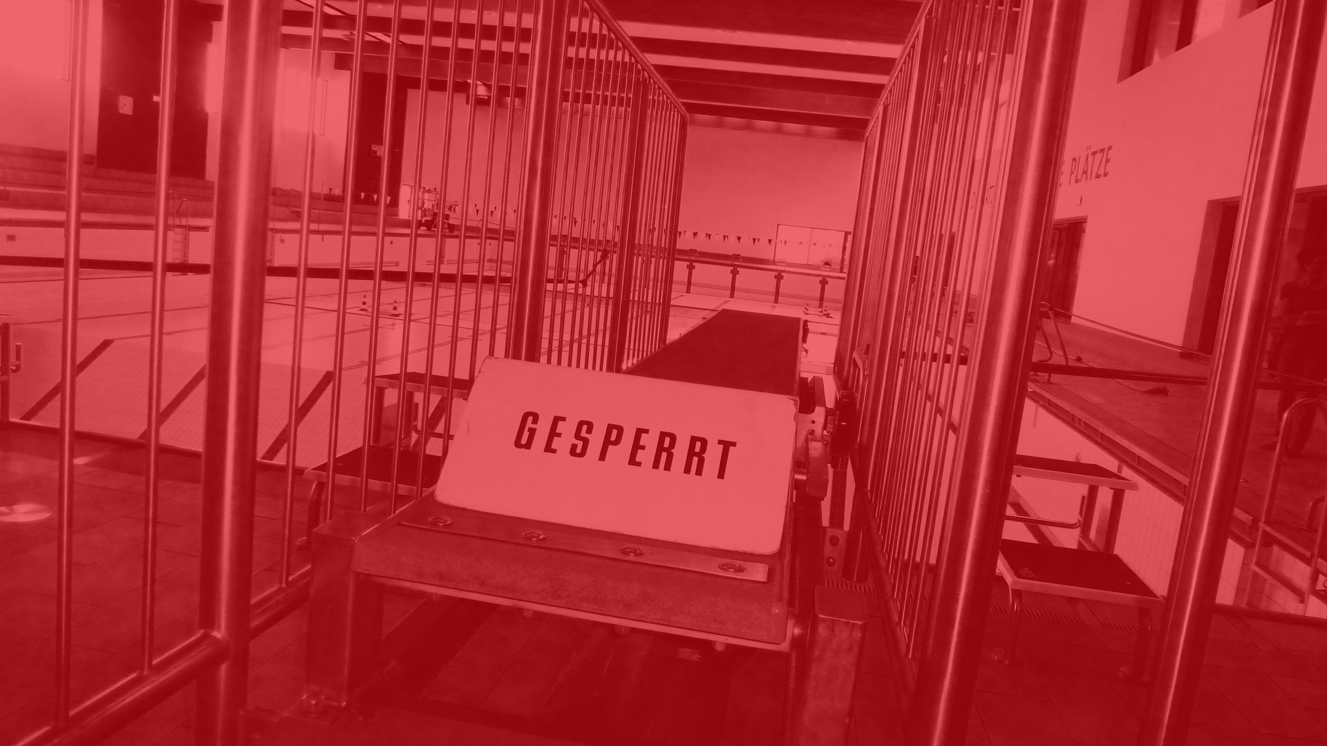 Sprungturm mit "Gesperrt" Schild Sprungturm mit "Gesperrt" Schild