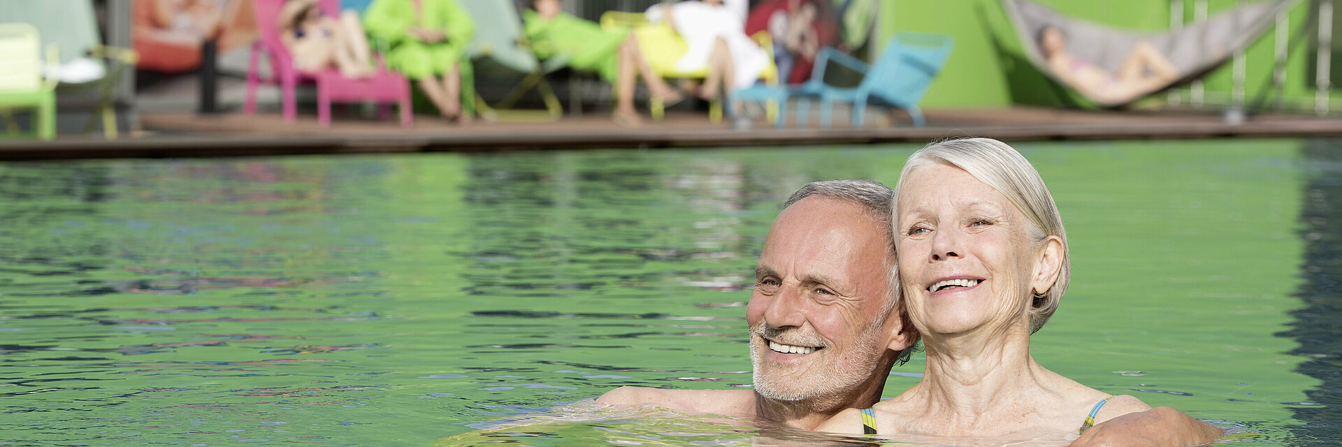 Senioren im Außenschwimmbecken vom Bambados