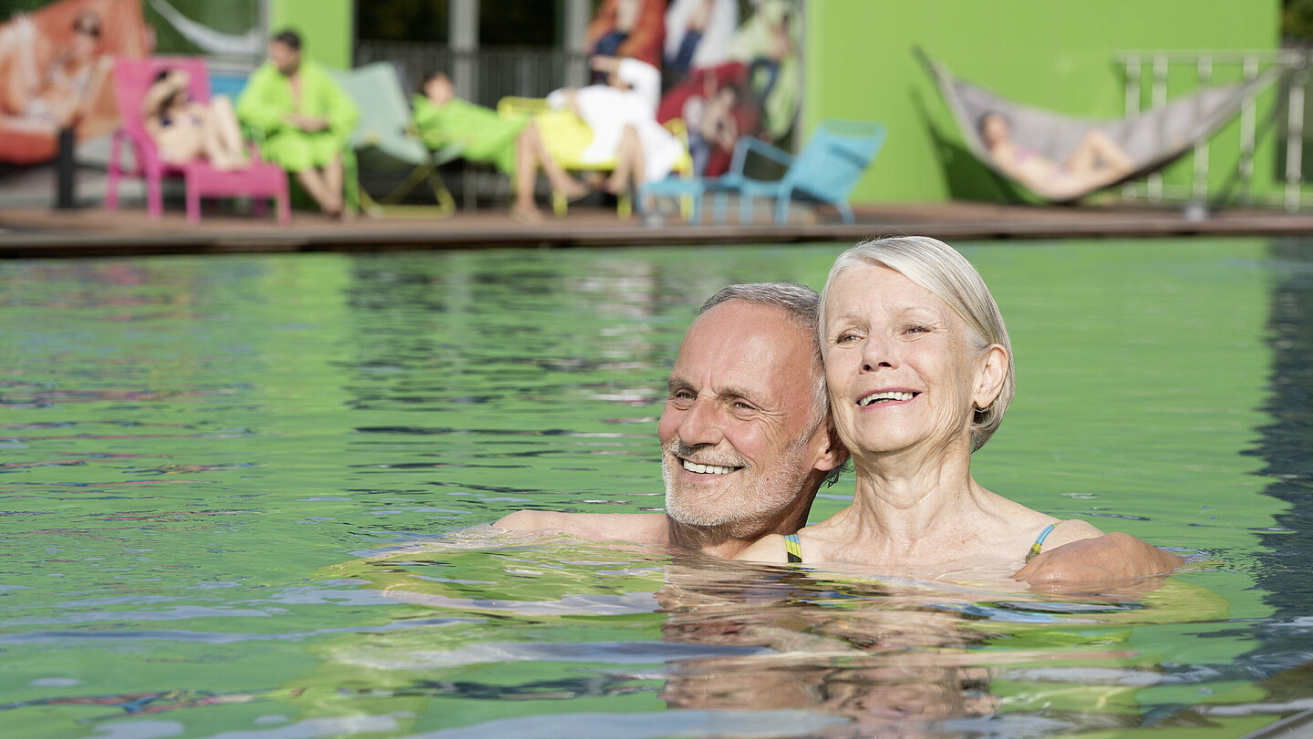 Senioren im Außenschwimmbecken vom Bambados