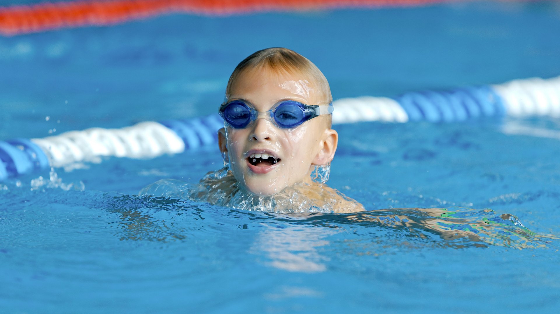 Kind beim schwimmen Kind schwimmt mit Taucherbrille